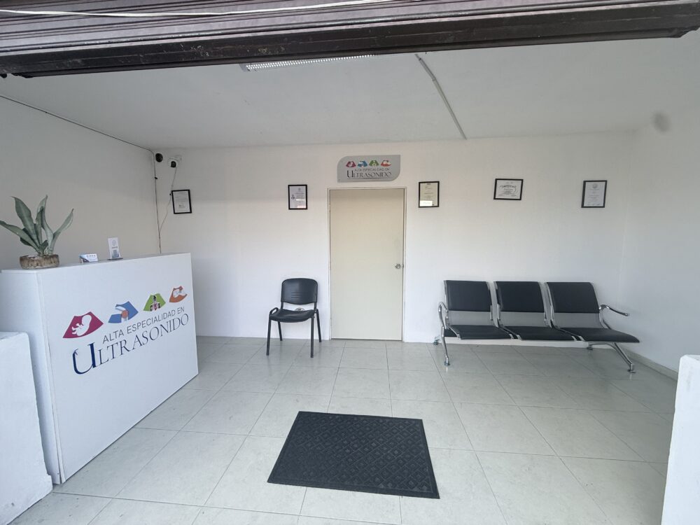 Recepción y sala de espera del Centro de Diagnóstico por Imagen en el centro de Atlixco